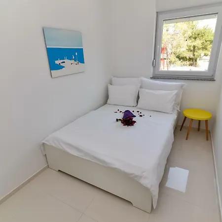 Denis Apartment Vir