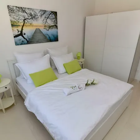 Denis Apartment Vir